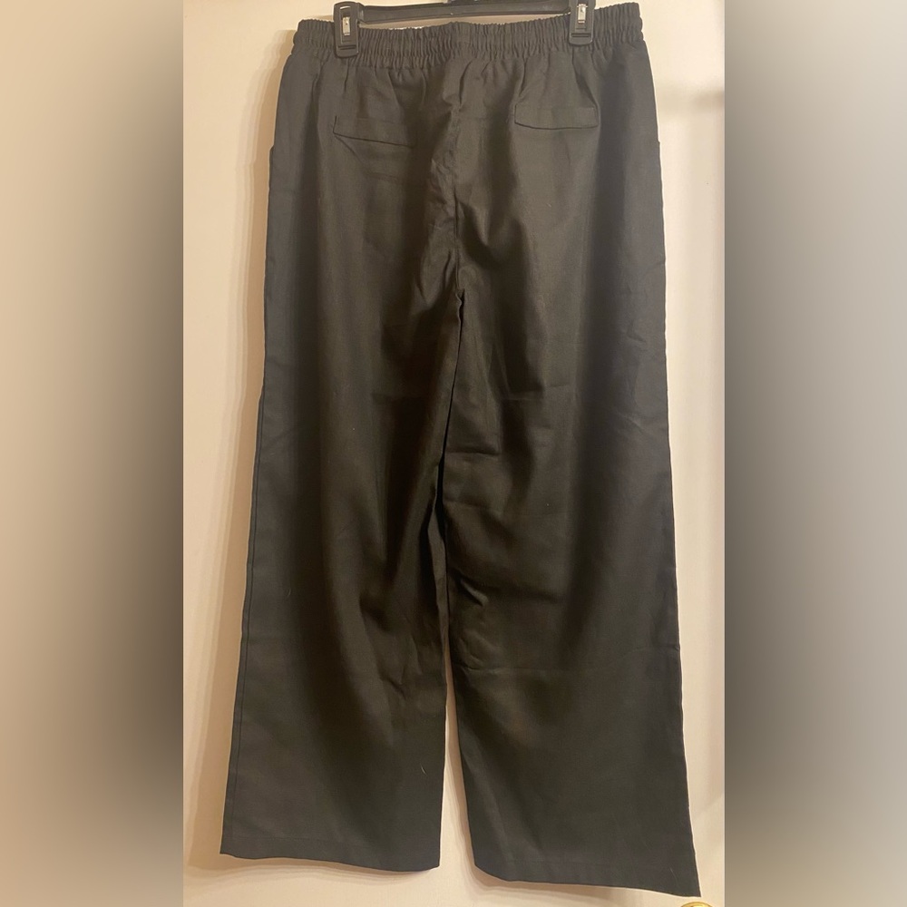 Womens Pants XL blaclcolor straight Leg. Two pockets in front.